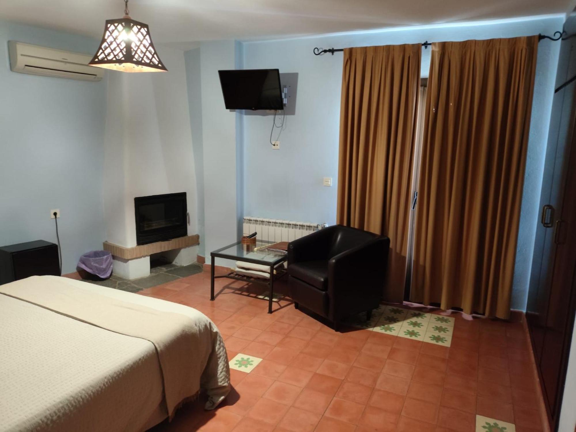 Hotel Rural La Posada De Las Cigueenas Jerez De Los Caballeros Extérieur photo